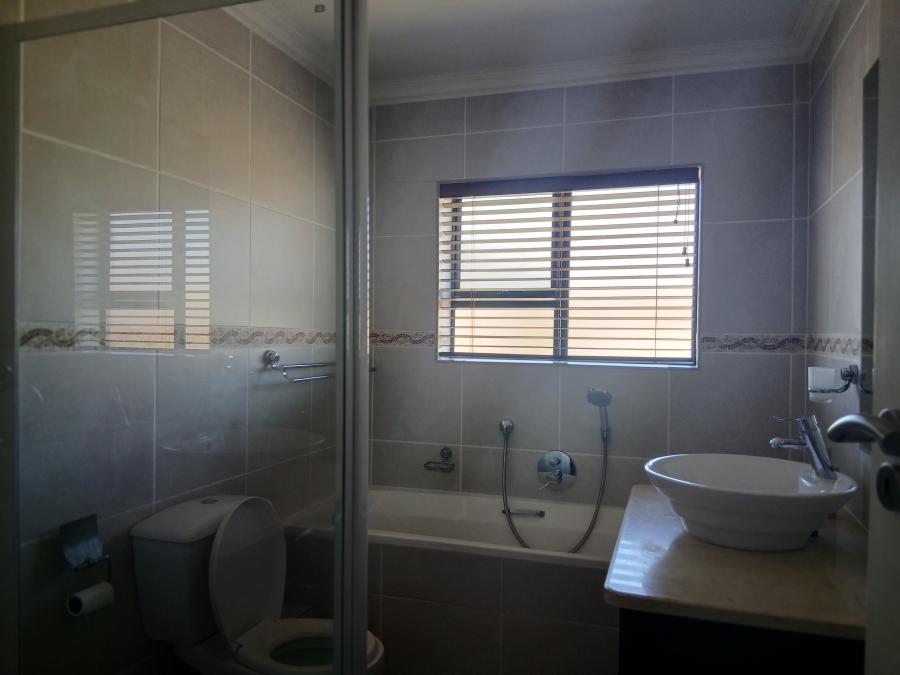 To Let 4 Bedroom Property for Rent in Wavecrest Eastern Cape